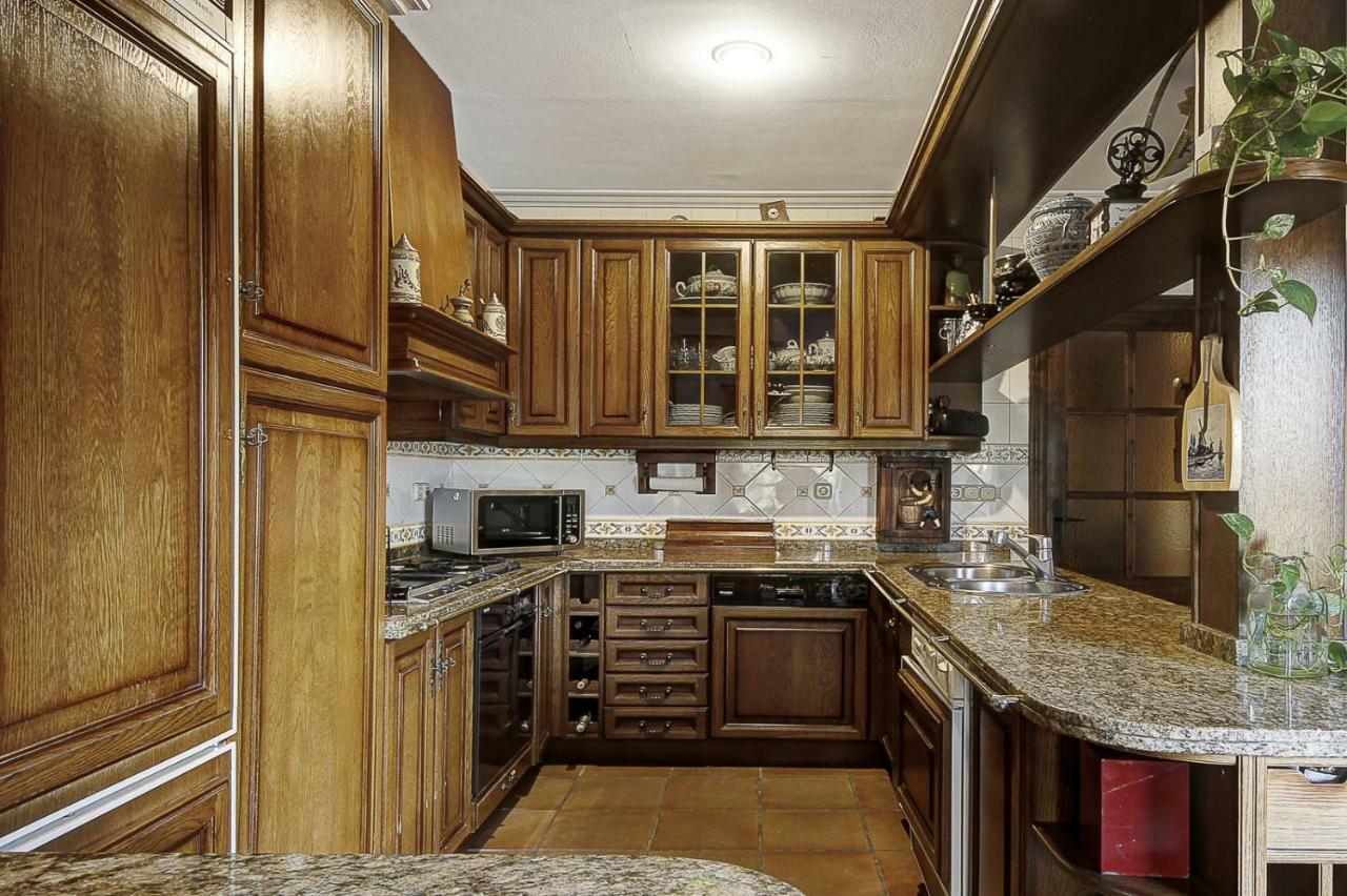 2.5 Million Villa. Magical Sunset. Super Close To Everything. 5br, 4ba, Pool, A/c+heating Appartamento