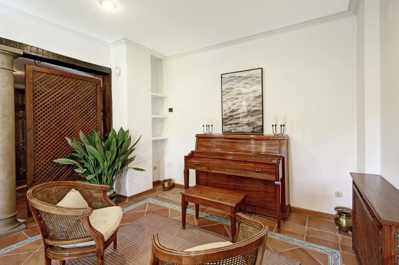 Appartamento 2.5 Million Villa. Magical Sunset. Super Close To Everything. 5br, 4ba, Pool, A/c+heating *